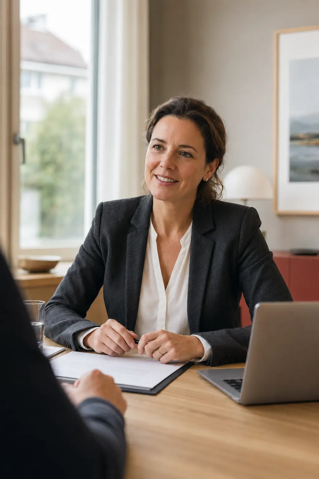 Persönliche Beraterin im Gespräch mit einem Kunden