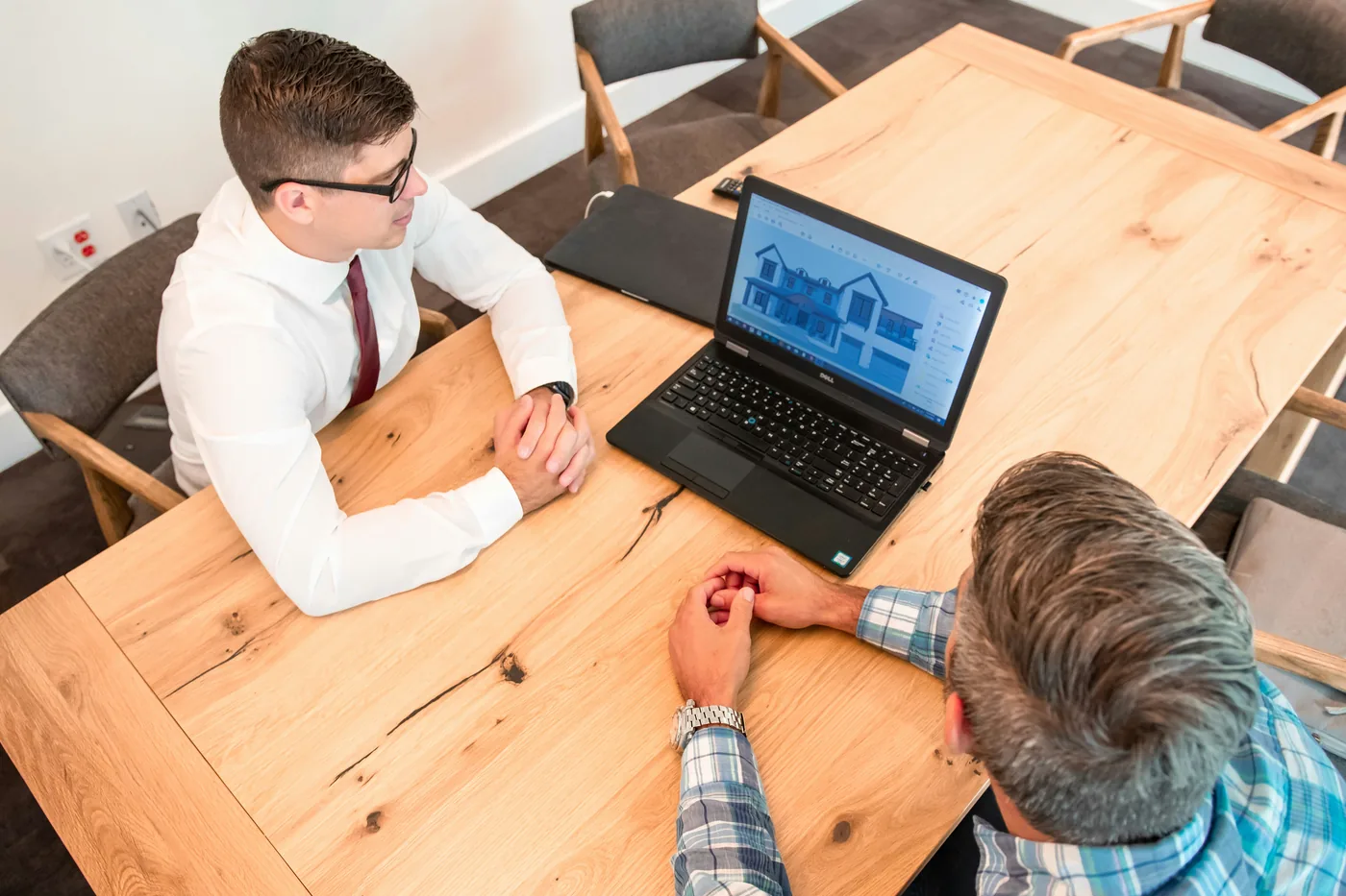 Besprechung einer Immobilienplanung am Laptop